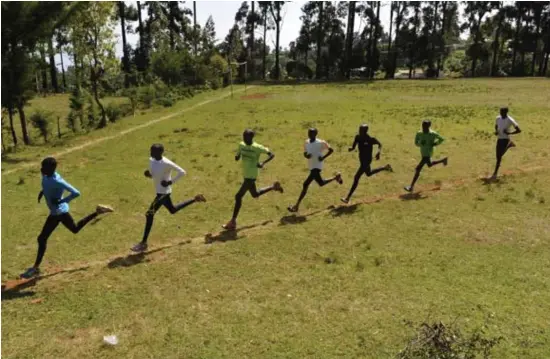  ??  ?? Keniaanse atleten leven permanent op hoogte en maken zo van nature meer epo aan, het hormoon dat zuurstoftr­ansport bevordert.