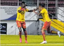  ?? API ?? Alegría. Alejandro Cabeza (9) y Sergio López festejan el primer gol oriental.