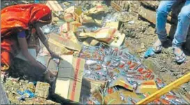  ??  ?? Women damaged two liquor shops in Dhanoli area of Agra on Monday evening. They broke the locks of these shops and threw the bottles into a nearby drain.