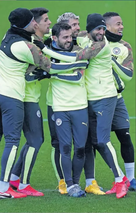  ??  ?? Los jugadores del City, ayer, en el entrenamie­nto de la mañana en la City Football Academy.