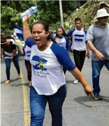  ?? Fabiano Maisonnave/Folhapress ?? Mãe de estudante morto protesta