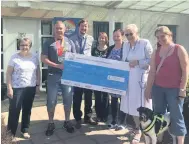  ??  ?? Well done Colin Smith, of Glassford, hands over his cheque to The Haven team