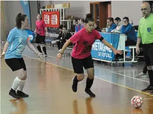  ?? | PHOTO : VINCENT LABBÉ POQUET ?? Clara Guillot (à droite) et le Stade Rennais ont outrageuse­ment dominé la finale U18F.