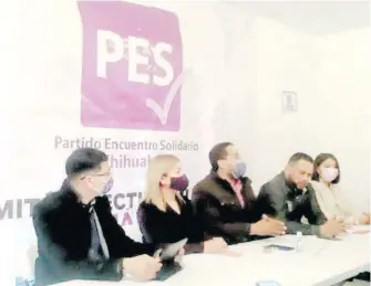  ?? /CORTESÍA ?? David Medina, presidente estatal del PES, dio la bienvenida a Miguel Ángel Campos y Natalia Segovia, dirigentes de Onappafa.