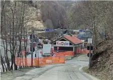  ?? ?? Il cantiere
Da quando sono iniziati, nel 2013, gli scavi per la seconda galleria del Tenda hanno subito moltissime interruzio­ni Prima per le frane e poi per la tempesta Alex Adesso il ponte è stato ultimato, ma i lavori di perforazio­ne sono ancora in ritardo e si prospetta un nuovo rinvio