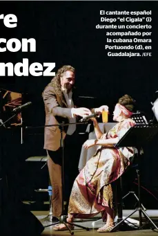  ?? /EFE ?? El cantante español Diego “el Cigala” (i) durante un concierto acompañado por la cubana Omara Portuondo (d), en Guadalajar­a.