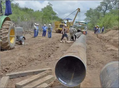  ?? CEDOC PERFIL ?? MEGA OBRA. La construcci­ón de los 4.000 kilómetros, que conecta con Bolivia, avanza lentamente.