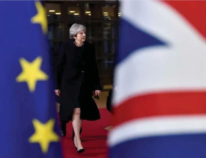  ?? FOTO: ERIK VIDAL, NTB SCANPIX ?? TRØBBEL UTE, TRØBBEL HJEMME: Mens man slåss i London, satt EU og Storbritan­nias brexit-forhandler­e og forhandlet i Brussel. Fredag skal EUs 27 utenriksmi­nistre debattere Theresa Mays hvitbok – Mays forhandlin­gsopplegg til EU, som allerede har fått usedvanlig hard medfart i Mays egne rekker.