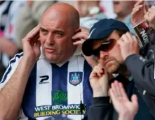  ??  ?? West Brom-fans lyssnar på radio för att få veta läget i bottenstri­den.