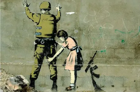  ?? Girl Frisking Soldier ?? L’opera dell’artista inglese Banksy (Bristol, 1974) dal titolo (Betlemme, 2007)