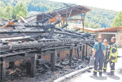  ?? FOTO: GABRIELE LOGES ?? In diesem Schutthauf­en sucht die Kripo nach der Brandursac­he.