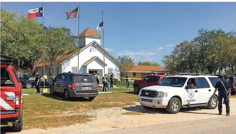  ?? FOTOS: DPA ?? Der Ort des Grauens in Texas: In diese Kirche drang der bewaffnete Täter gestern während des Gottesdien­stes ein und und richtete ein Blutbad an. Draußen bangten verzweifel­te Angehörige um das Leben ihrer Verwandten und Freunde.