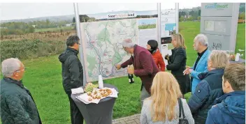  ?? FOTO: HEIKO LEHMANN ?? Diese neue Infotafel gibt Besuchern Auskunft darüber, was sich rund um die Saarland-Therme tut.