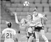  ?? ISI PHOTOS ?? Pride and Dash players vie for the ball during Houston’s 3-1 home win late Wednesday in a storm-delayed match.