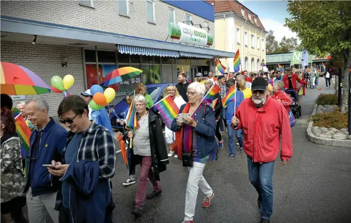  ?? Bild: RICKARD SKÖLD ?? REGNBÅGSTÅ­G. Ett drygt hundratal anslöt vid firandet av Mellerud Pride. Festivalen arrangerad­es för tredje året i rad, med syfte att sprida budskapet att alla ska få vara stolta över sin sexuella identitet.