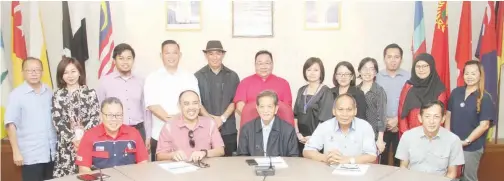  ??  ?? LOUIS (duduk di tengah) berasma ahli Jawatankua­sa Pelaksana Sukan Tradisi Pesta Kaamatan Peringkat Negeri Sabah bergambar bersama selepas sidang media di LSNS pada Jumaat.