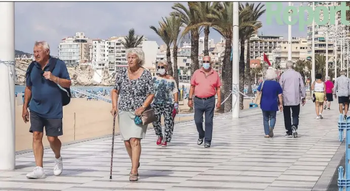 ?? Foto: Ángel García ?? Ausländisc­he Touristen flanieren auf der Strandprom­enade von Benidorm.