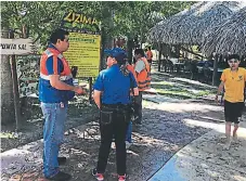  ??  ?? CONTROL. Copeco supervisa las normas de seguridad en Zizima. El lugar recibe más de 8,000 visita en la Semana Mayor.