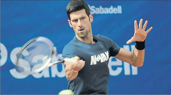  ?? FOTO: MANEL MONTILLA ?? El serbio Novak Djokovic, ayer durante su primer entrenamie­nto sobre las pistas de tierra del RCT Barcelona. El ex nº 1 conocerá hoy a su primer rival, Klizan o Delbonis