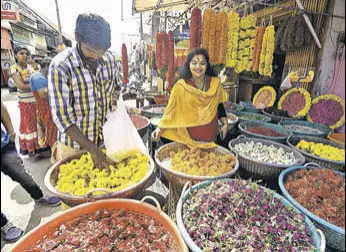  ?? RAJ K RAJ/HT PHOTO ?? Customers buy flowers at a shop in Chalai Market of Kerala’s Thiruvanan­thpuram on Thursday ahead of Onam celebratio­ns.