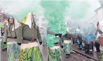  ?? FOTO: GISELA SGIER ?? Die Narrenzunf­t d´Langjupp Seibranz sorgt für ordentlich Nebel.