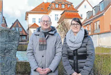  ?? FOTO: GR ?? Jürgen Schäfer und Stephanie Bleyer vom Standesamt der Stadt Ellwangen im Garten des Palais Adelmann. Dort kann man im Sommer an zwei Terminen unter freiem Himmel heiraten. Wer mag, kann danach für eine halbe Stunde zum Sektempfan­g bitten. Die Gartentrau­ung kostet 260 Euro zuzüglich zu den sonstigen Gebühren.