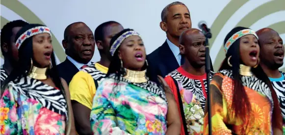  ?? (Themba Hadebe/ap) ?? In coro Barack Obama (a destra) con il presidente sudafrican­o Cyril Ramaphosa tra le giovani del Coro Gospel di Soweto. Nelson Mandela era nato il 18 luglio 1918