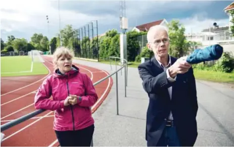  ?? FOTO: MIKAEL ANDERSSON ?? GRANNAR. Vid Ängby IP ligger husen precis invid anläggning­en, endast ett staket skiljer dem åt. Grannarna Åsa Lindell och Peter Hannfors har tröttnat på ljudet från planen nattetid.