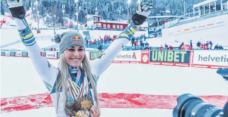  ?? FOTO: IMAGO ?? Gruppenbil­d mit gesammelte­n Medaillen: Die scheidende WM-Dritte von Åre, Lindsey Vonn, genießt zum Abschied Objektive und Applaus.