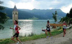  ??  ?? Suggestiva Una precedente edizione del Giro del lago di Resia, tappa del circuito Top7