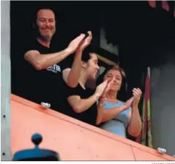  ?? ERASMO FENOY ?? Tres personas aplauden a los sanitarios desde su balcón.