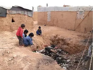  ?? — AFP ?? Children playing near a rubbish dump at the Rukban camp.