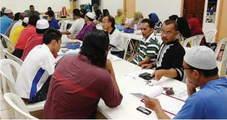  ??  ?? Getting a clearer picture: Representa­tives of Merpati block being briefed by the RA chairman about the water issue.