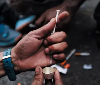  ??  ?? Un héroïnoman­e dans une rue du Bronx, l’un des quartiers de New York qui connaît le plus de décès par overdose.