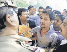  ?? HT PHOTO ?? Police arresting the two accused killers on Tuesday.