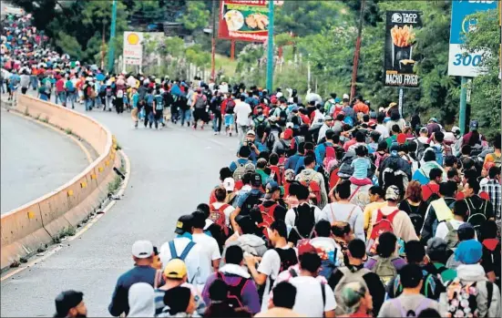  ?? ESTEBAN BIBA / EFE ?? La caravana de migrantes hondureños, a su paso ayer por la ciudad guatemalte­ca de Chiquimula