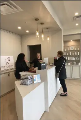  ?? SUBMITTED ?? Staff at Face to Face Spa at The Promenade at Crocker Park in Westlake consult with a customer.