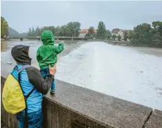  ?? Fotos: Julian Leitenstor­fer ?? Die starken Regenfälle der vergangene­n Tage haben Flüsse und Bäche (links das Lechwehr in Landsberg, rechts die Windach bei Finning) stark ansteigen lassen. Einige Felder – wie oben bei Epfenhause­n – stehen auch unter Wasser.