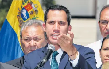  ?? AP ?? El líder opositor Juan Guaidó habla durante una conferenci­a de prensa frente a la Asamblea Nacional en Caracas, Venezuela, el lunes 4 de febrero de 2019.