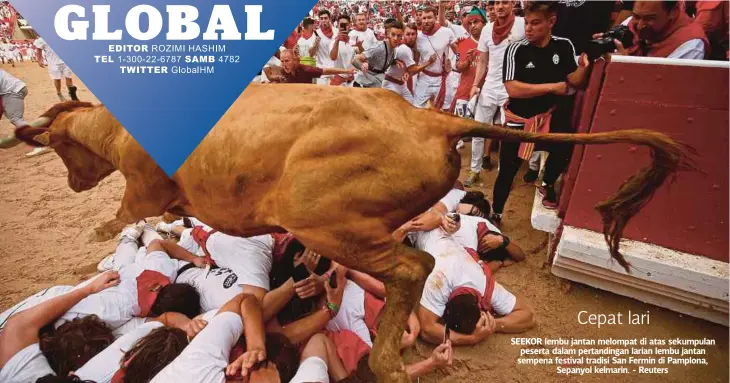  ??  ?? SEEKOR lembu jantan melompat di atas sekumpulan peserta dalam pertanding­an larian lembu jantan sempena festival tradisi San Fermin di Pamplona,
Sepanyol kelmarin. - Reuters