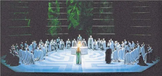  ?? [ EPA/Rauh] ?? Der Gral muss aus „schuldbefl­eckten Händen“befreit werden: „Parsifal“, Bayreuth 2000, in der Inszenieru­ng Wolfgang Wagners.