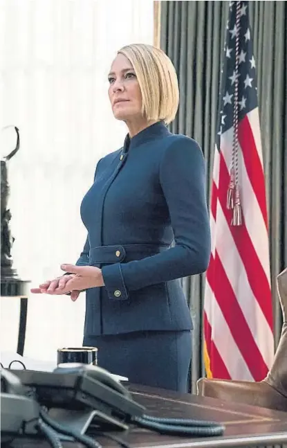  ??  ?? Señora presidenta. Robin Wright es magnífica en el rol de Claire Hale, viuda de Underwood.