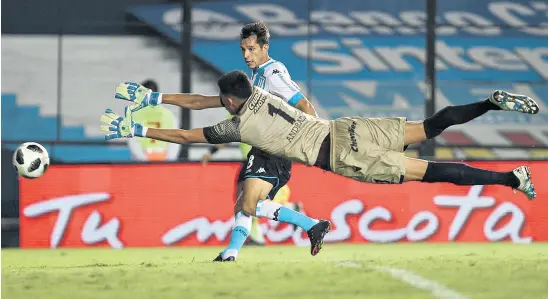  ?? Mauro alfieri ?? Augusto Solari ya pateó y la pelota va rumbo al arco de Esteban Andrada, cuya estirada será estéril