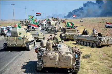  ?? PHOTO: REUTERS ?? Shi’ite Popular Mobilisati­on Forces and Iraqi Army troops gather on the outskirts of Hawija as the attack begins.