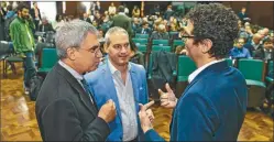  ??  ?? CON MAYER. Vino al país a lanzar el plan Argentina Emprende.