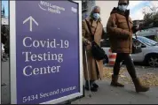  ?? Spencer Platt
Getty Images ?? /
A sign outside a hospital advertises COVID-19 testing on Friday in New York City.