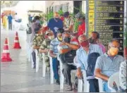  ?? BHUSHAN KOYANDE/ HT ?? Citizens queue up at CSMT for jabs on Monday.