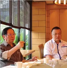  ?? ?? Lau speaking to the media outlets under See Hua Group during a Lunar New Year luncheon at KTS Garden yesterday. On the right is Chai.