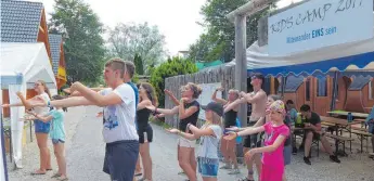  ?? FOTO: ELISABETH WEIGER ?? Die Kinder üben den Tanz Macarena ein.
