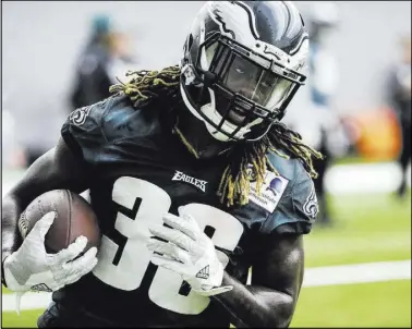  ?? Matt Rourke The Associated Press ?? Philadelph­ia Eagles running back Jay Ajayi runs a drill on Friday for Sunday’s Super Bowl LII matchup with the New England Patriots in Minneapoli­s.